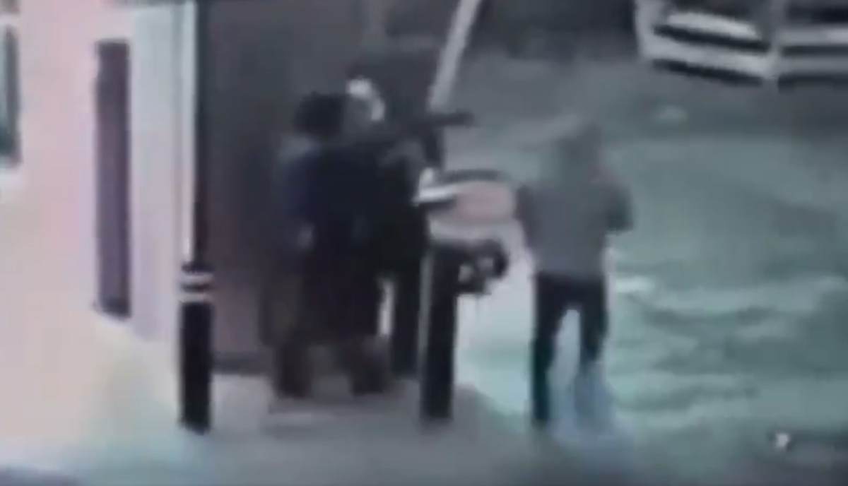 Paura a Bruxelles, due ragazzi tirano fuori il mitra e sparano in metro. VIDEO Paura a Bruxelles, due ragazzi tirano fuori il mitra e sparano in metro. VIDEO