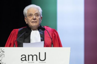 Mattarella all’Ue: “Scelga se essere vassalla o protagonista. L’aggressione russa a Kiev ricorda il terzo Reich”