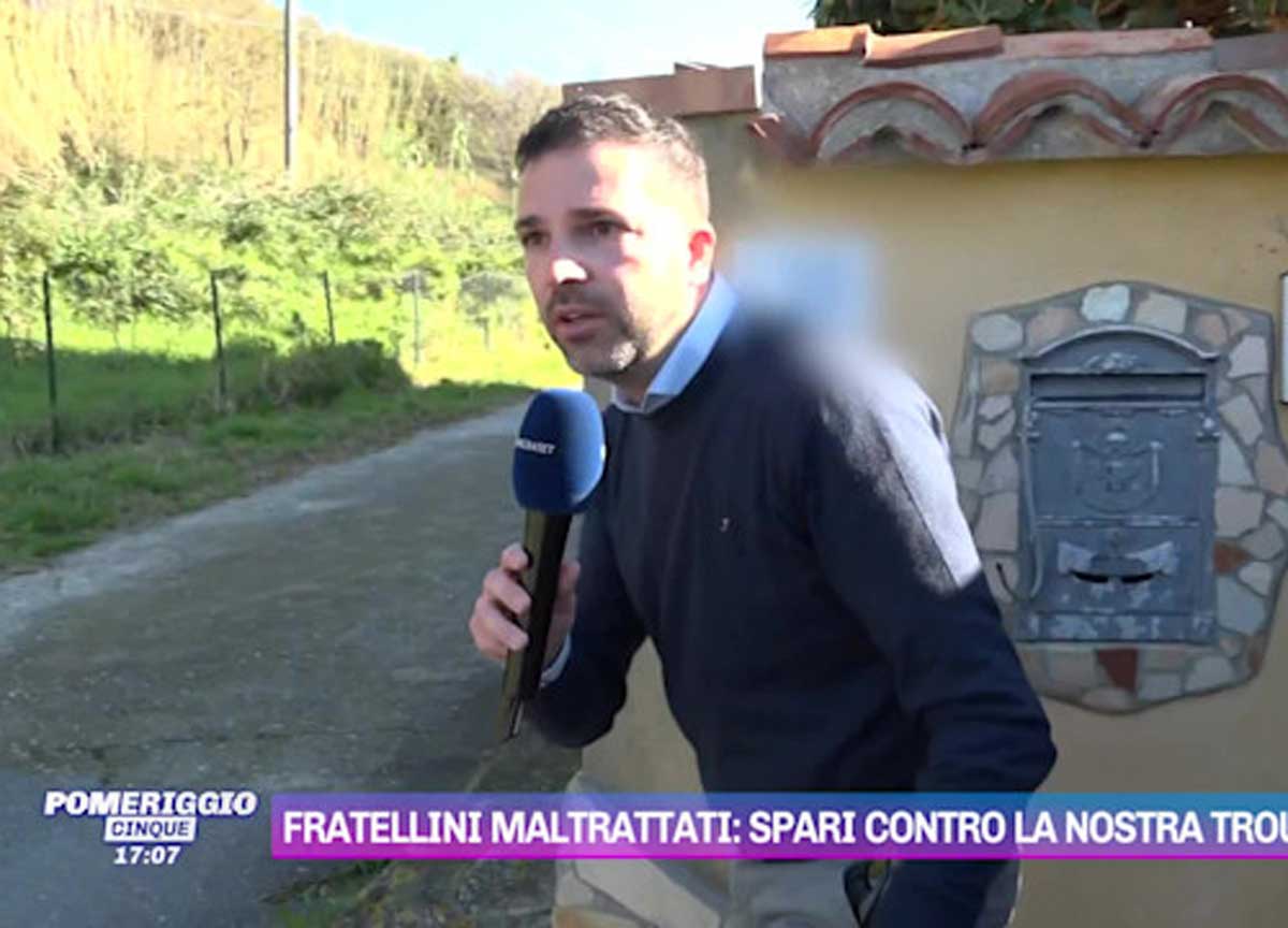 Fratellini maltrattati, fucilate contro un giornalista di Pomeriggio 5: la paura Fratellini maltrattati, fucilate contro un giornalista di Pomeriggio 5: la paura