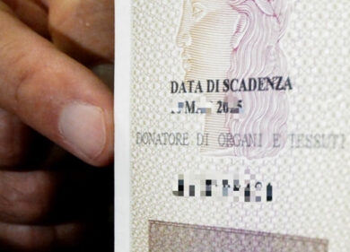 Varese, cittadinanze italiane false in cambio di denaro: indagato un ex funzionario comunale