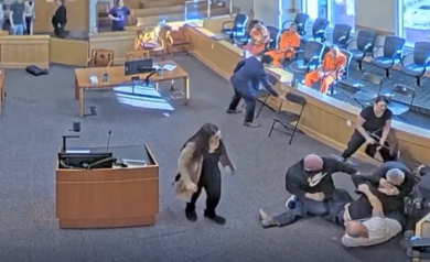 Caos in tribunale, parenti della vittima aggrediscono il presunto assassino. VIDEO