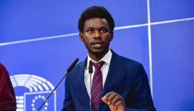 Almasri, il governo smentisce l’indagine della Cpi sull’Italia. Una delle vittime del torturatore testimonierà a Strasburgo