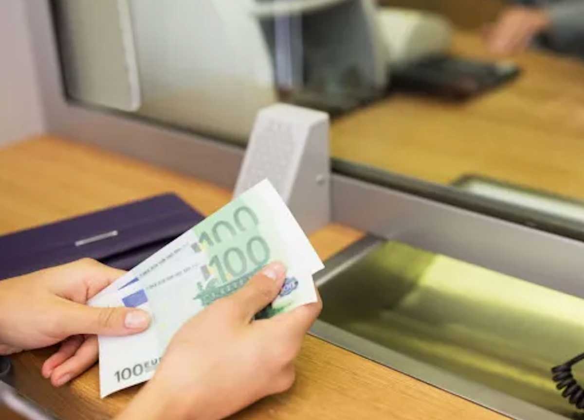 Banche in ritirata, l’online spinge la chiusura degli sportelli. Oltre 230 mila italiani senza banca Banche in ritirata, l’online spinge la chiusura degli sportelli. Oltre 230 mila italiani senza banca