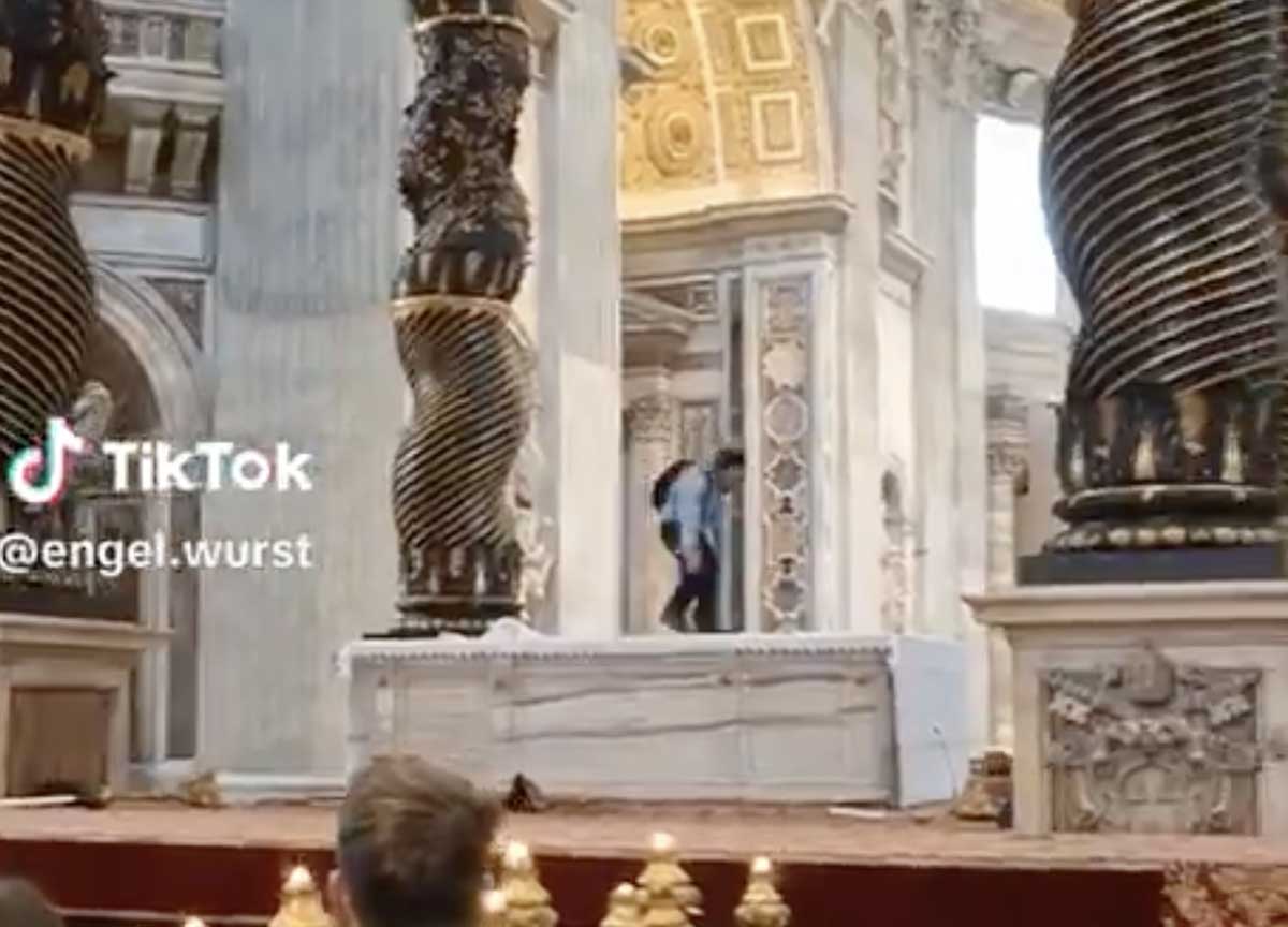 Basilica San Pietro, la follia: lancia a terra i candelabri dell’altare: bloccato Basilica San Pietro, la follia: lancia a terra i candelabri dell’altare: bloccato