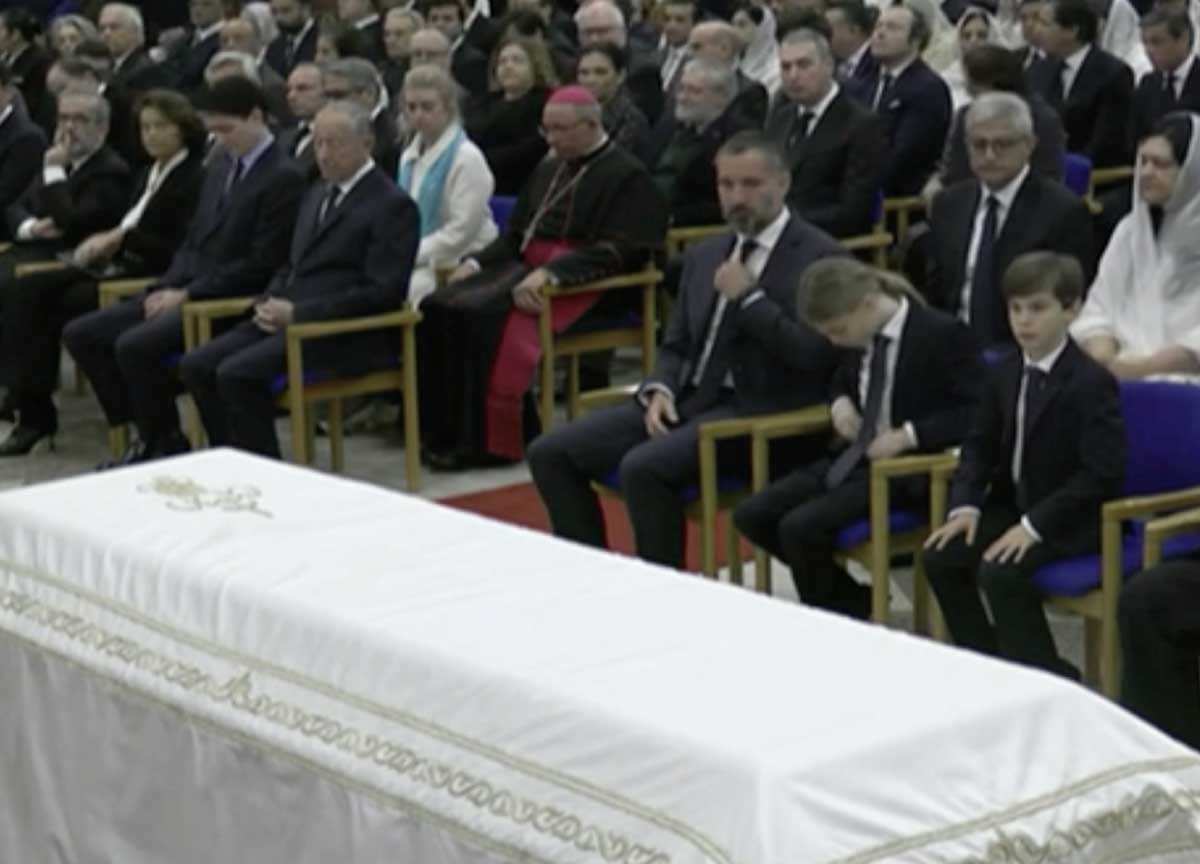 Lisbona, funerali Karim Aga Khan: cerimonia religiosa con rito privato. Chi c’era