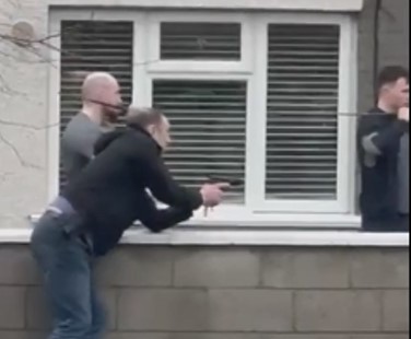 Accoltellamento a Dublino, la Polizia tratta con l’aggressore armato di coltello- VIDEO