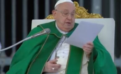 Papa Francesco non sta bene interrompe l’omelia: “Ho difficoltà nel respiro, continuerà monsignor Ravelli”- VIDEO
