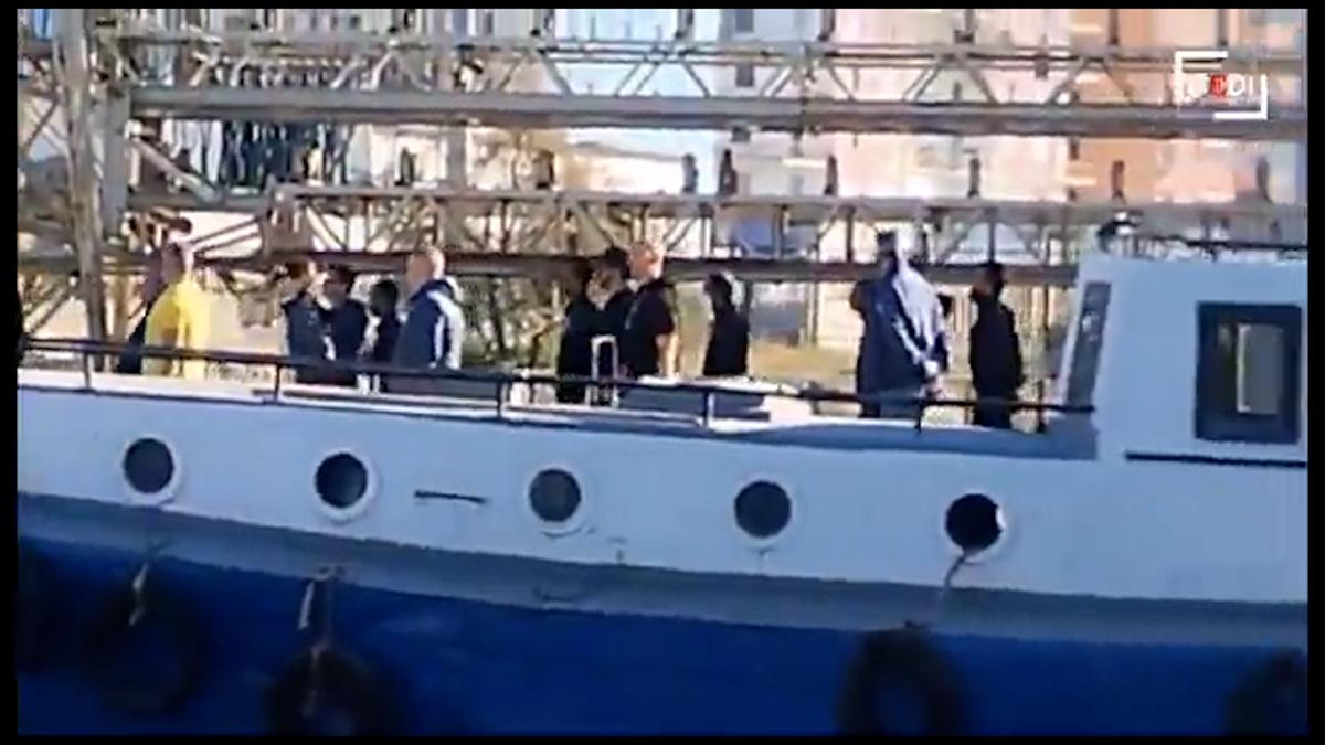 Migranti in Albania, l’ultima mossa di Meloni: trasformare i centri in Cpr. Ipotesi braccialetto elettronico