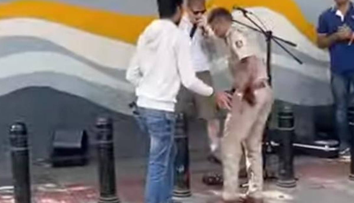 Ed Sheeran trattato a pesci in faccia. Improvvisa il concerto, ma la polizia gli stacca la spina. VIDEO Ed Sheeran trattato a pesci in faccia. Improvvisa il concerto, ma la polizia gli stacca la spina. VIDEO