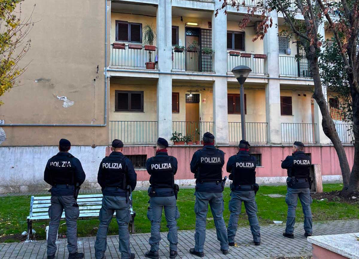 Roma, in 10 al Quarticciolo accerchiano Volante per far scappare pusher Roma, in 10 al Quarticciolo accerchiano Volante per far scappare pusher