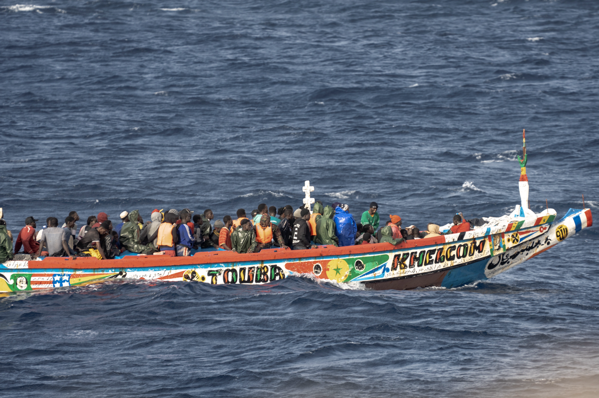 Migranti in Albania, l’ultima mossa di Meloni: trasformare i centri in Cpr. Ipotesi braccialetto elettronico