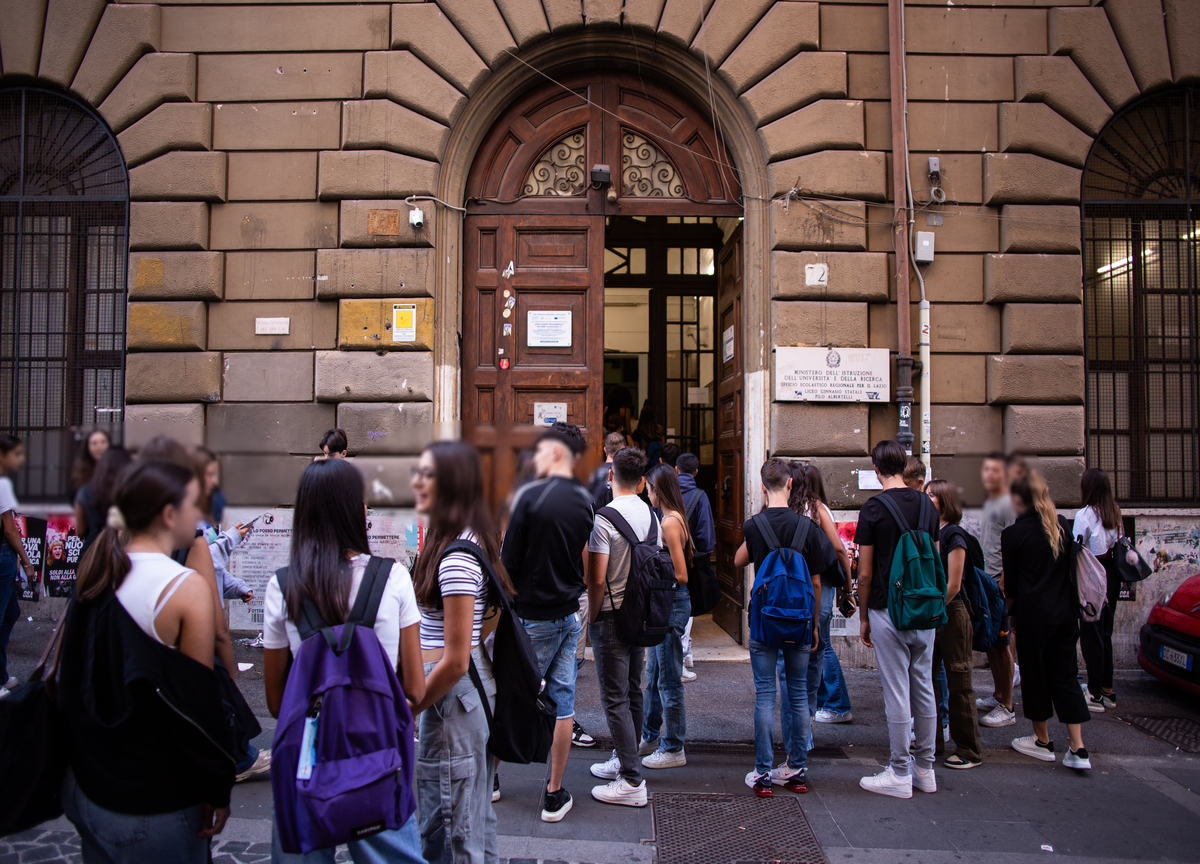 Genova sotto choc, 18enne si sente male in classe e poi confessa: “Sono stata violentata da un amico” Genova sotto choc, 18enne si sente male in classe e poi confessa: “Sono stata violentata da un amico”