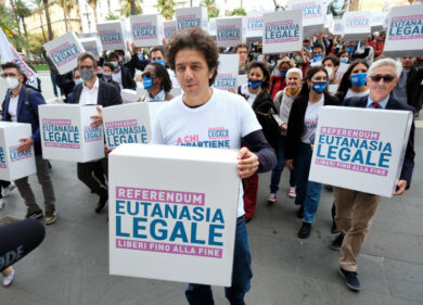 Suicidio assistito, la Toscana approva la legge sul fine vita: è la prima regione in Italia