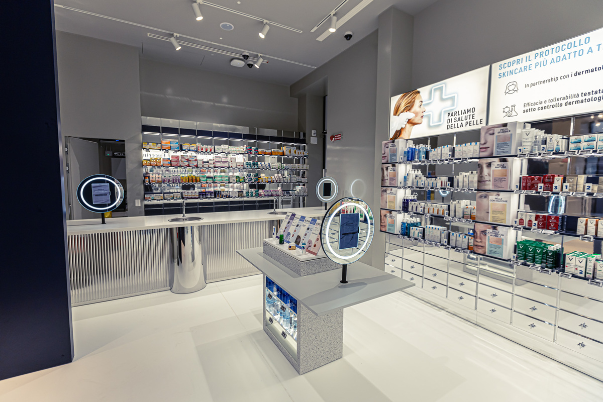 Amazon apre il primo negozio fisico a Milano: “Espandersi? No, per ora restiamo in Italia”- Foto e video in anteprima Amazon apre il primo negozio fisico a Milano: “Espandersi? No, per ora restiamo in Italia”- Foto e video in anteprima