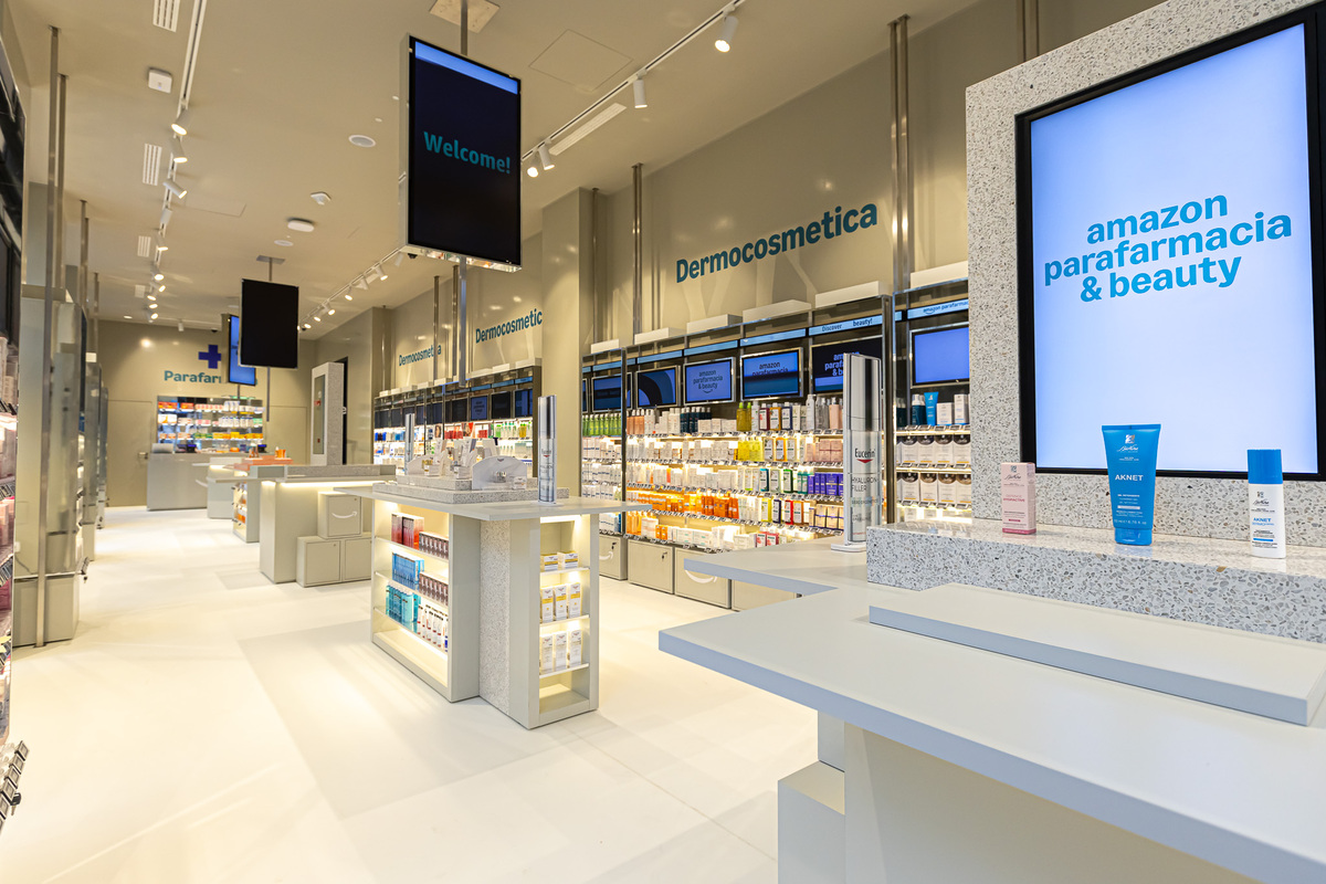 Amazon apre il primo negozio fisico a Milano: “Espandersi? No, per ora restiamo in Italia”- Foto e video in anteprima Amazon apre il primo negozio fisico a Milano: “Espandersi? No, per ora restiamo in Italia”- Foto e video in anteprima