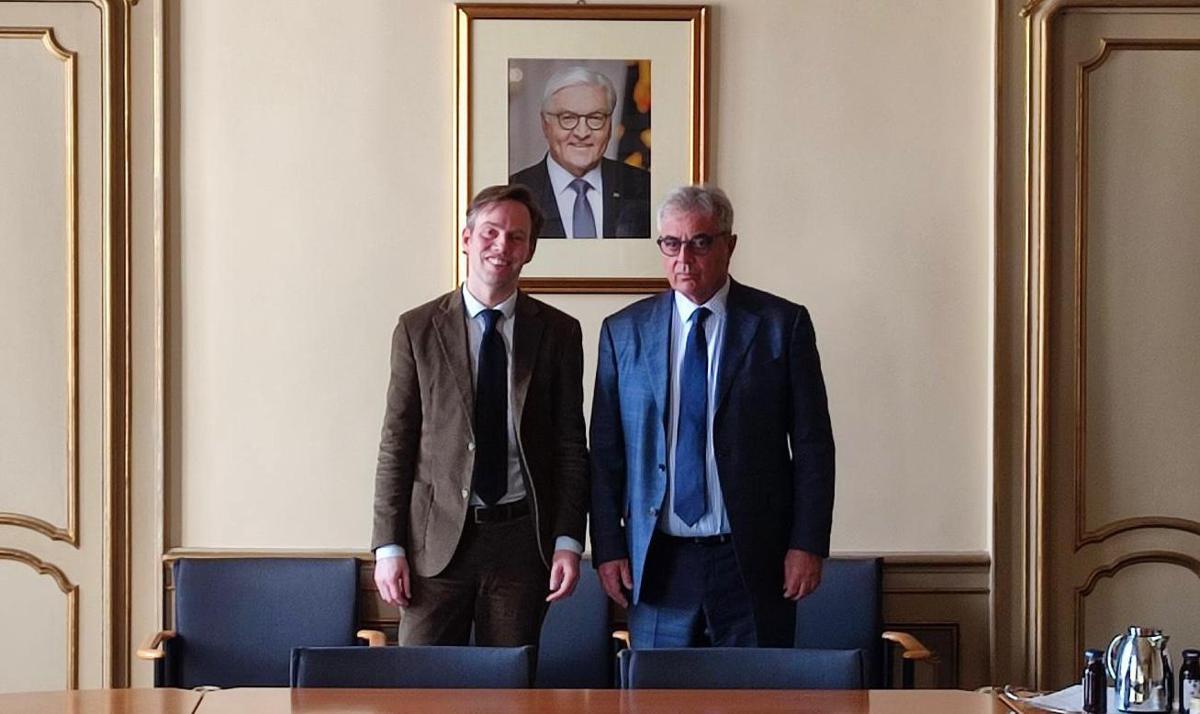 Banche, Sileoni (Fabi) ricevuto dall’ambasciata tedesca. “Confronto utile e di alto livello”. Sul tavolo anche il risiko Banche, Sileoni (Fabi) ricevuto dall’ambasciata tedesca. “Confronto utile e di alto livello”. Sul tavolo anche il risiko