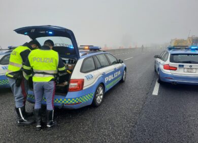 Accosta sulla A14 per un malore, scende dalla macchina e muore travolto da 2 tir. Tragedia a Bologna