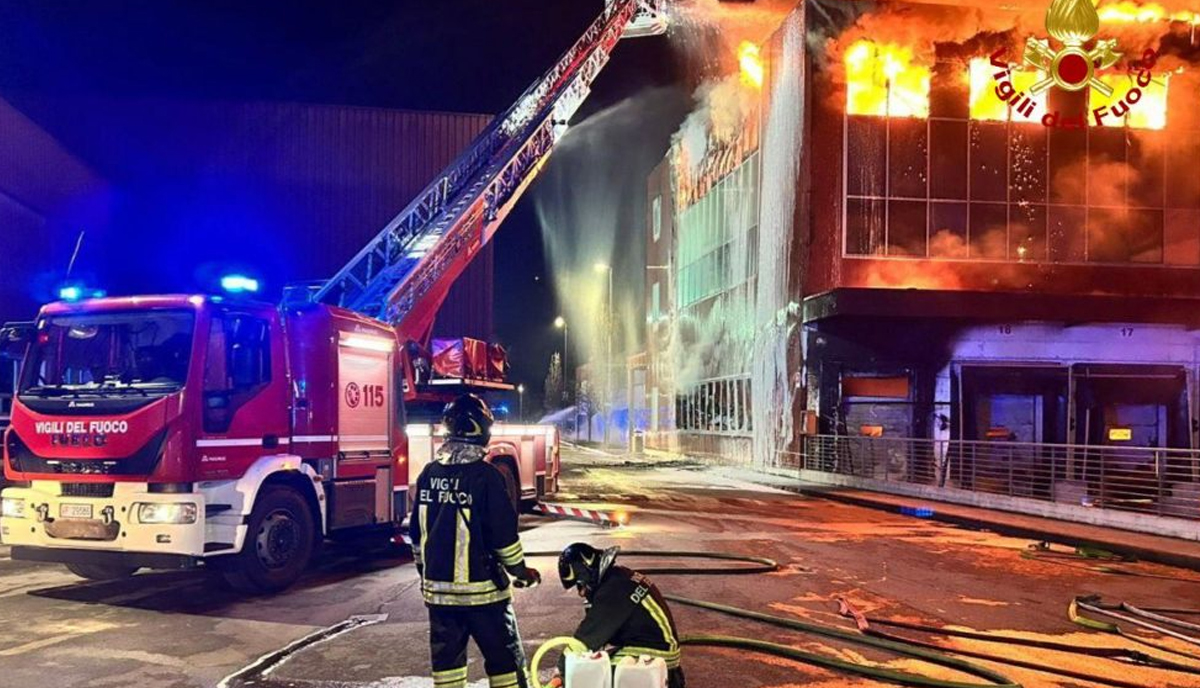 Galleria foto 'Reggio Emilia, lo stabilimento di Inalca avvolto dalle fiamme. Le immagini del disastro' - foto 1