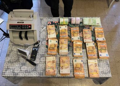Via da Roma con la valigia piena di soldi: scoperti contanti per 17 mln