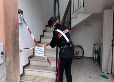 Colpisce la ex con dieci martellate alla testa: la donna lotta per la vita