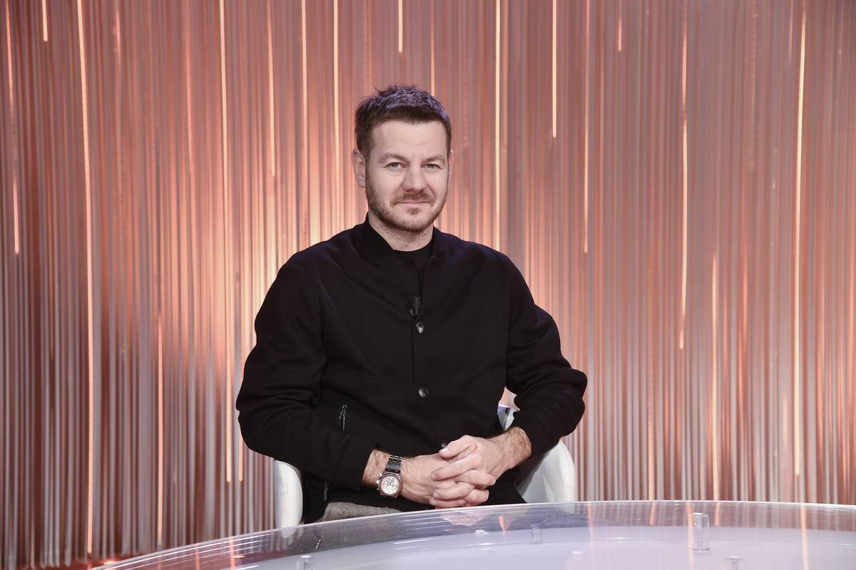 Cattelan, brutte notizie per il co-conduttore di Sanremo. Crolla l’utile della sua società