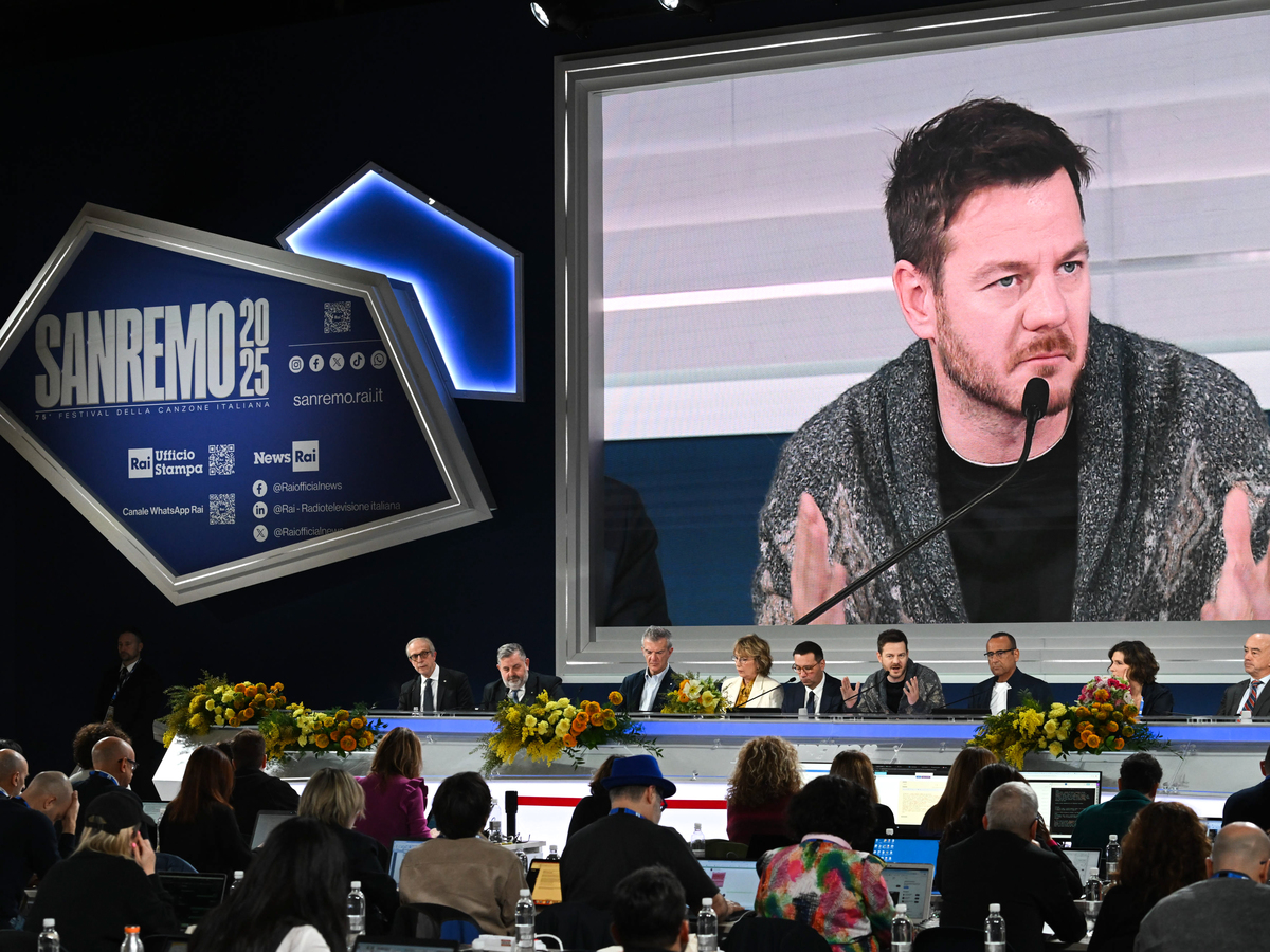 Cattelan, brutte notizie per il co-conduttore di Sanremo. Crolla l’utile della sua società