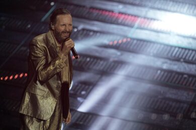 Sanremo 2025, Jovanotti fa ballare tutto l’Ariston: l’esibizione fuori dal teatro- VIDEO