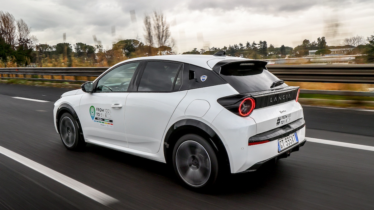 Nuova Lancia Ypsilon: l’auto elettrica più efficiente nel test “From 100% to 5%” di Motor1.com