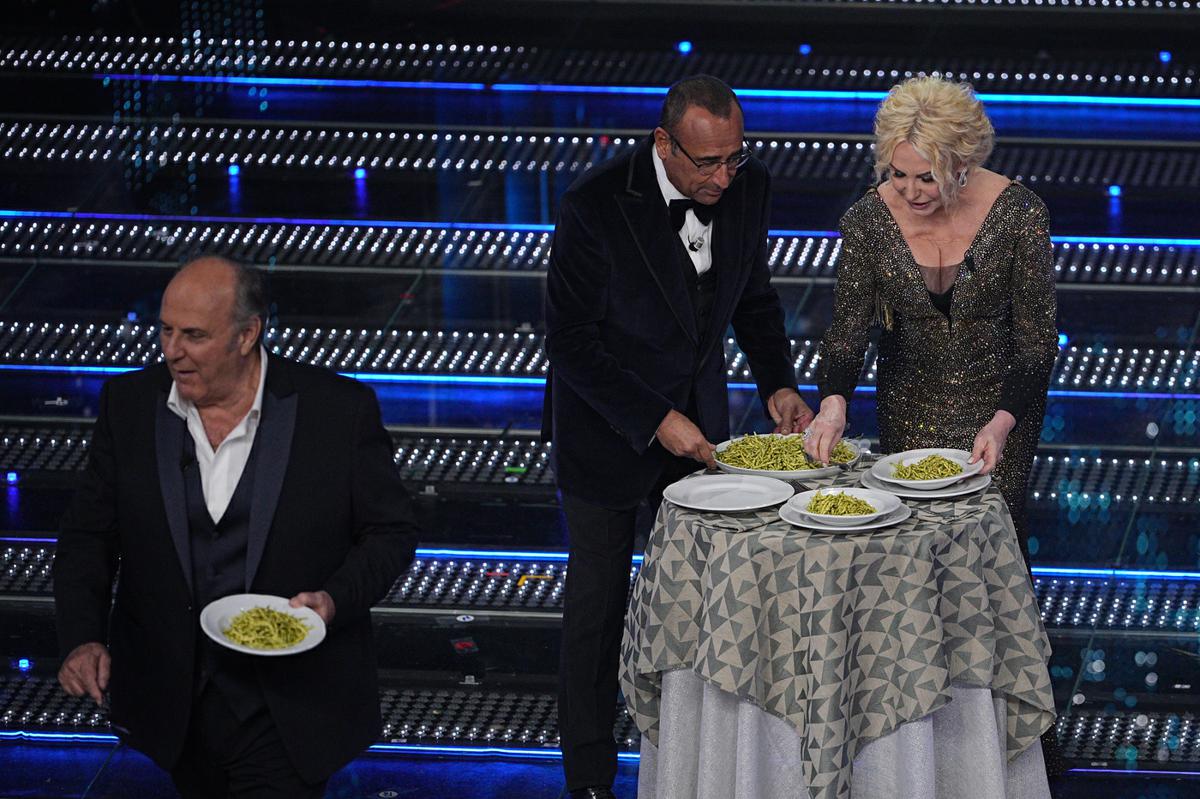 Sanremo 2025, “Dato che so di sugo…”: Antonella Clerici distribuisce trofie al pesto – Video Sanremo 2025, “Dato che so di sugo…”: Antonella Clerici distribuisce trofie al pesto – Video