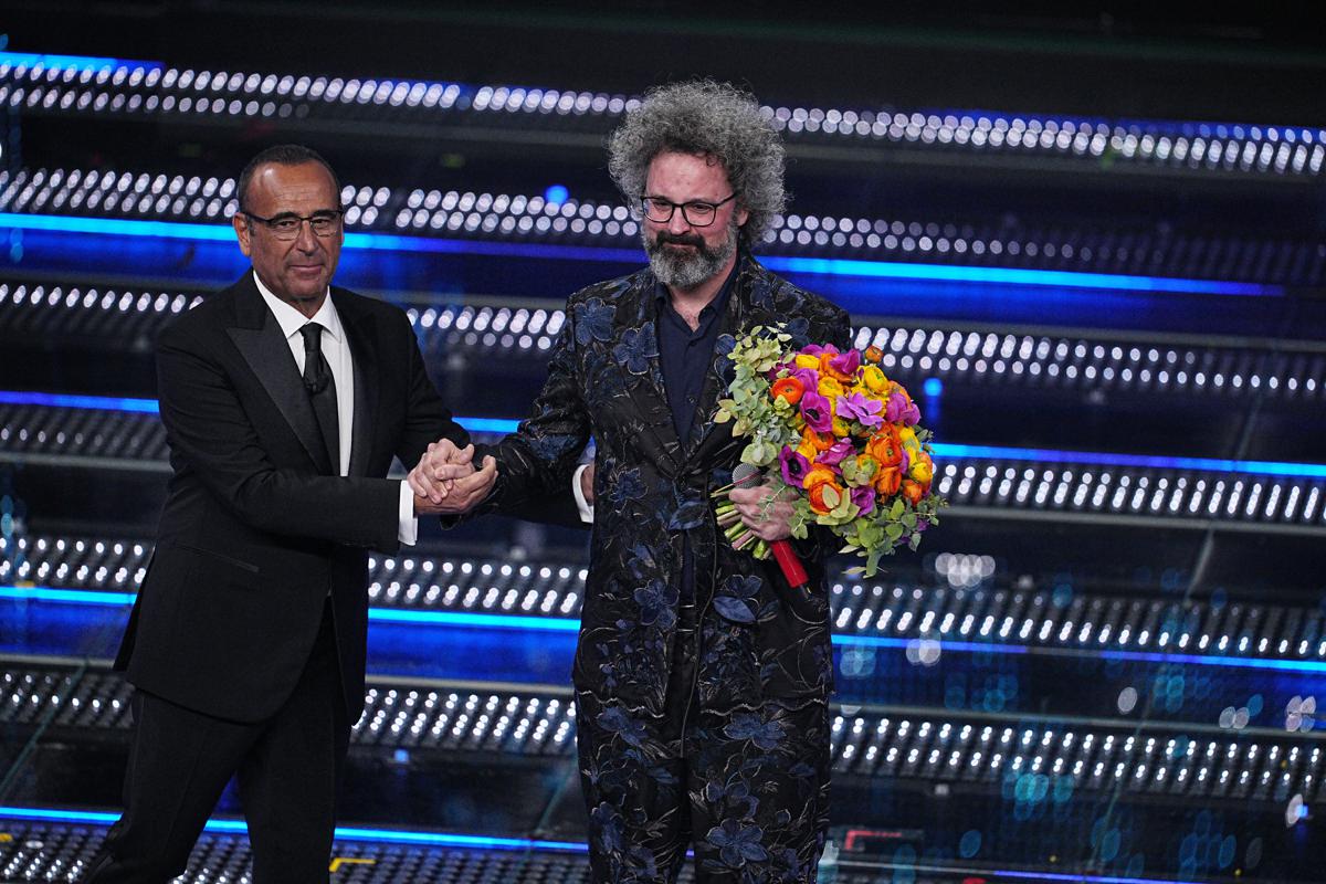 Sanremo 2025 vincitore: clamoroso Simone Cristicchi! Sale in quota e sorpassa Giorgia. Dietro… Sanremo 2025 vincitore: clamoroso Simone Cristicchi! Sale in quota e sorpassa Giorgia. Dietro…