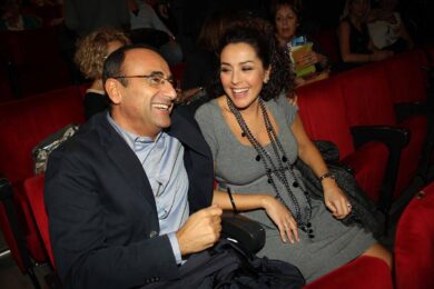 Chi è Francesca Vaccaro, la moglie di Carlo Conti che a Sanremo resta nell’ombra: dal lavoro dietro le quinte alla crisi con il marito