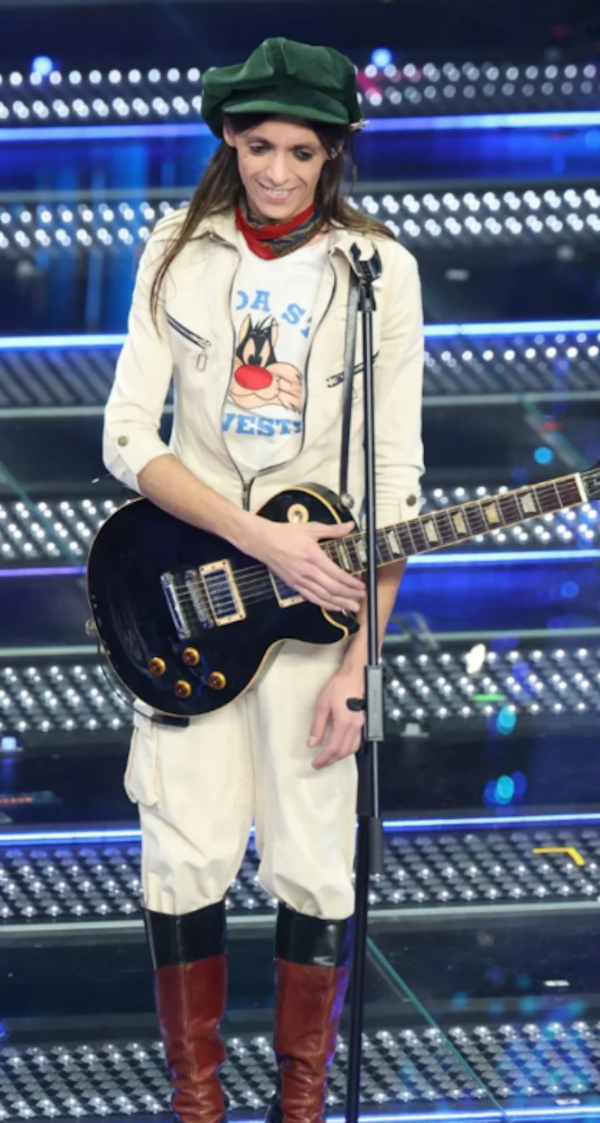 Sanremo 2025, tutti i look più memorabili della seconda serata: Bianca Balti è divina, Achille Lauro in stile gangster