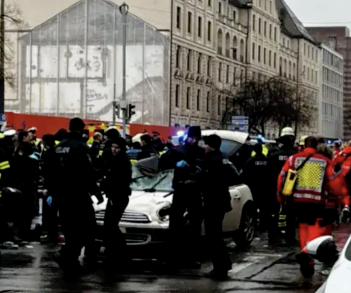 Monaco, auto sulla folla a un comizio dei Verdi: almeno un morto e 28 feriti. “Alla guida un uomo afghano, ipotesi attentato” Monaco, auto sulla folla a un comizio dei Verdi: almeno un morto e 28 feriti. “Alla guida un uomo afghano, ipotesi attentato”