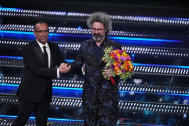 Sanremo 2025, seconda standing ovation per Simone Cristicchi: pubblico in lacrime. VIDEO