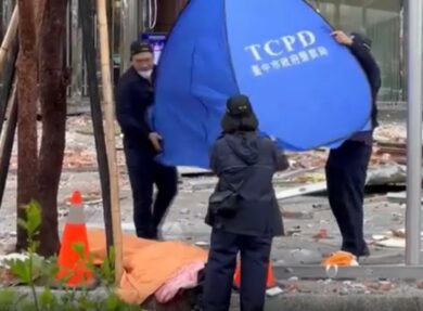 Paura a Taiwan, esplosione in un centro commerciale: edificio sventrato a metà. Morti e feriti. VIDEO