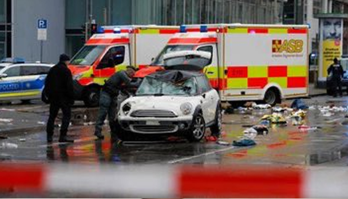 Auto sulla folla a Monaco, il bilancio si aggrava: 36 feriti. L’attentatore ammette il fatto Auto sulla folla a Monaco, il bilancio si aggrava: 36 feriti. L’attentatore ammette il fatto