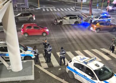 Casilina, auto prende in pieno una pattuglia dei Vigili: alcool test per gli agenti