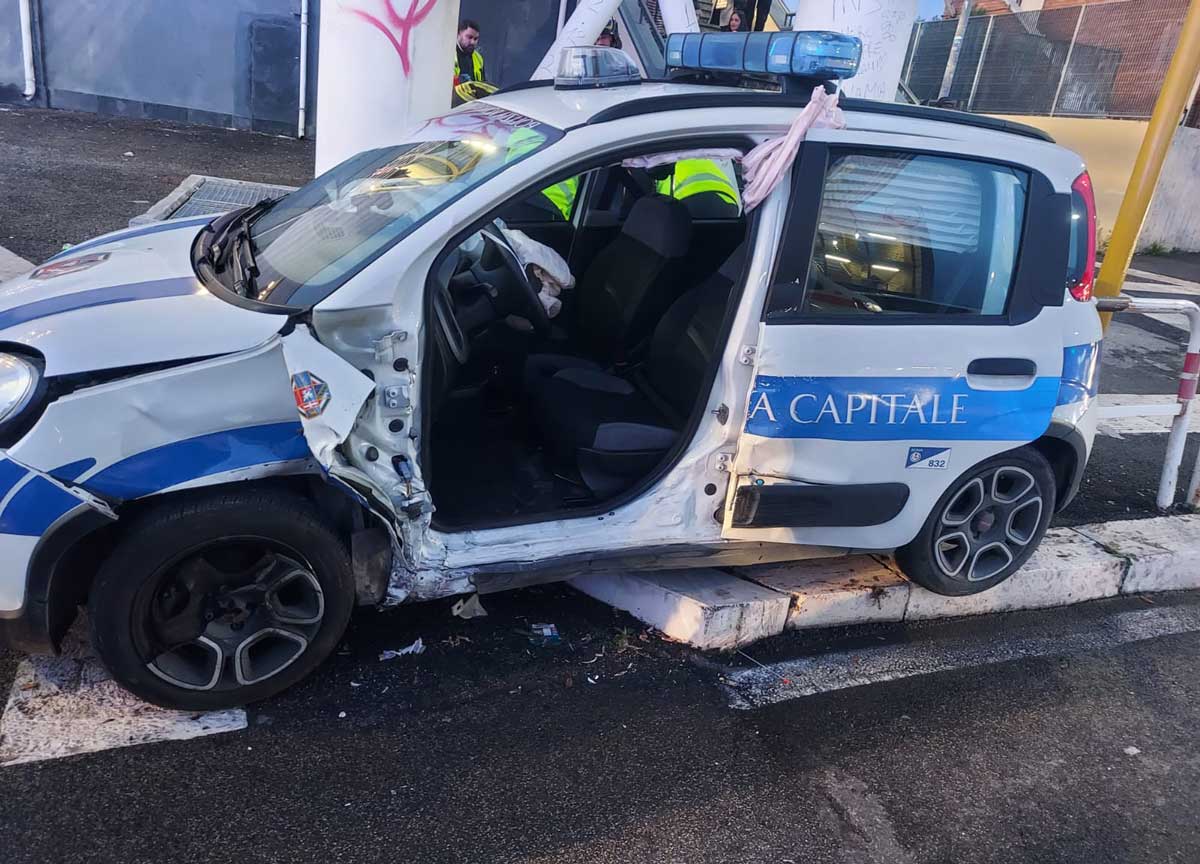 Casilina, auto prende in pieno una pattuglia dei Vigili: alcool test per gli agenti