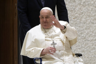 Papa Francesco ricoverato al Gemelli di Roma per una forte bronchite. “Ha un’infezione alle vie respiratorie”