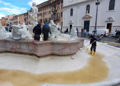 Roma, fontane che vomitano fango: a piazza Navona, Farnese e al Gianicolo