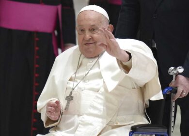 Papa Francesco ricoverato al Gemelli per la bronchite, nessun peggioramento: “Notte tranquilla, ha fatto colazione”