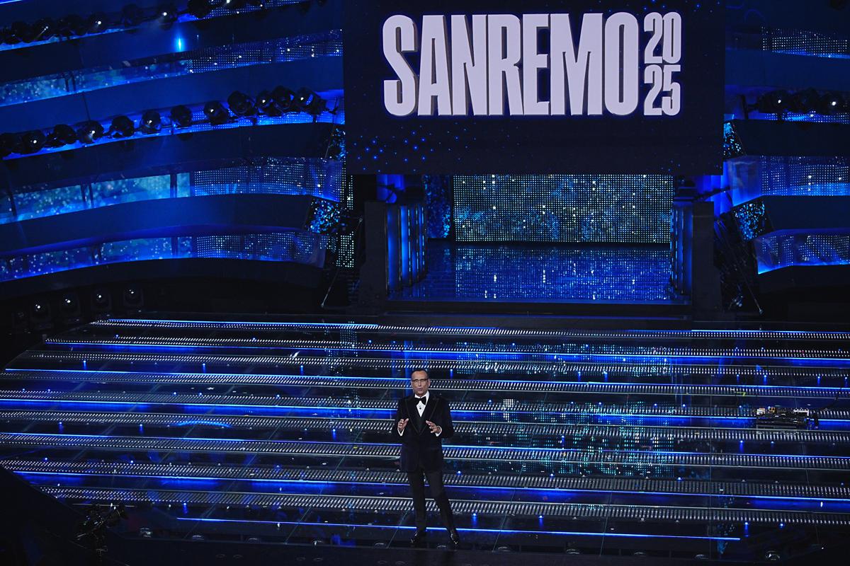Sanremo 2025, gli ascolti tv della quarta serata duetti e cover. Record: 70,4% Sanremo 2025, gli ascolti tv della quarta serata duetti e cover. Record: 70,4%