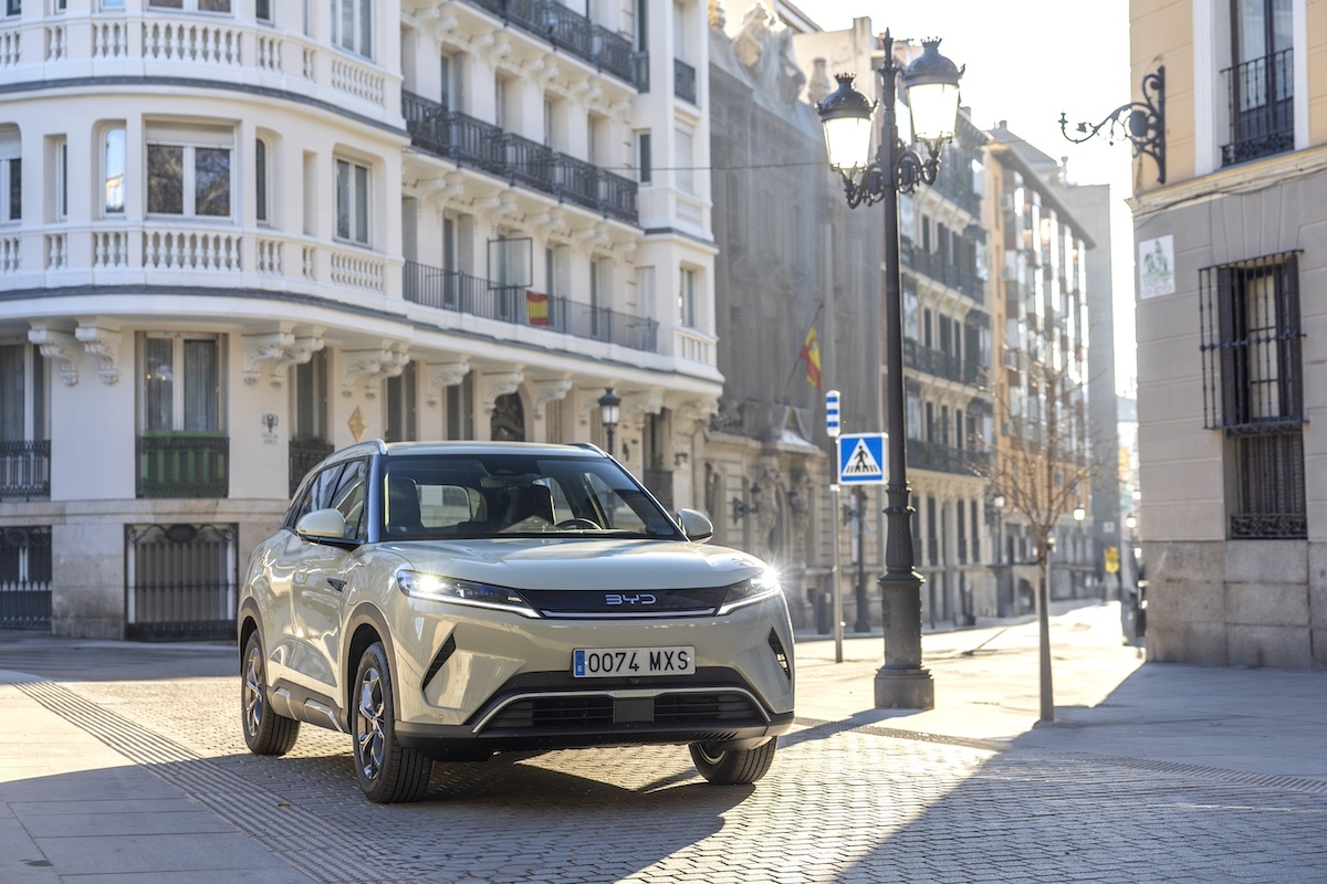 BYD ATTO 2: il nuovo SUV compatto elettrico si presenta con lo spot “What a Wonderful World”