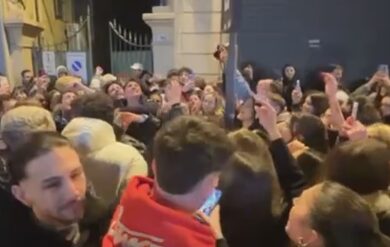 Sanremo 2025, Olly in lacrime saluta i fan fuori dall’Ariston dopo la vittoria. VIDEO