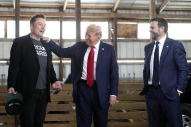 Trump-Musk e i metodi spicci, licenziamenti via messaggio: “Avete 30 minuti per andarvene”