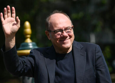 Verdone veste i panni del direttore del Festival di Sanremo: il video profetico con Lucio Corsi concorrente- VIDEO