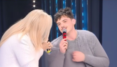Sanremo 2025, Mara Venier tenta di “spogliare” Olly in diretta: il siparietto a Domenica In – VIDEO