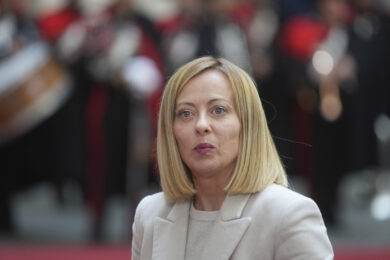 Vertice di Parigi su Kiev, Meloni lontana da Macron e in sintonia con le posizioni di Vance. Il dietro le quinte