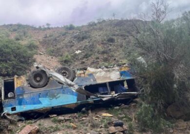 L’autobus va troppo veloce e precipita nel burrone, nuova tragedia in strada: 31 morti