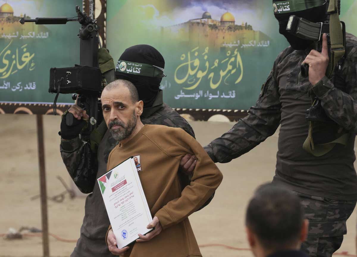 Hamas restituisce i corpi degli ostaggi morti alle famiglie, verso la fine della fase uno della tregua Hamas restituisce i corpi degli ostaggi morti alle famiglie, verso la fine della fase uno della tregua